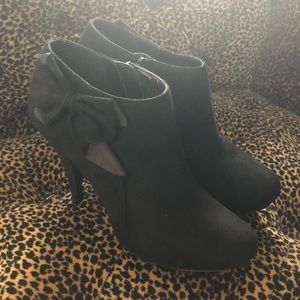 Size 7.5 Black Bow Booties